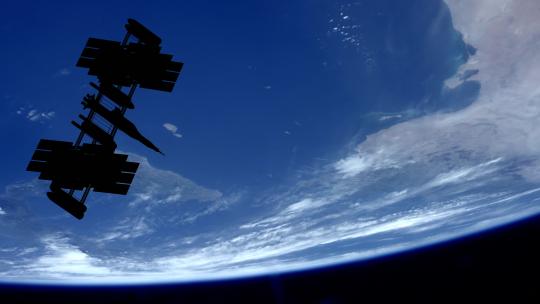 围绕地球运行的扩展太阳能电池板空间站4K
