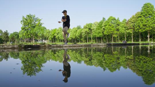 早晨阳光里男人在湖边锻炼身体跳绳运动生活