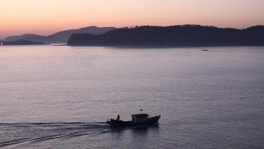 烟台大黑山岛，海上日出渔民出海打渔