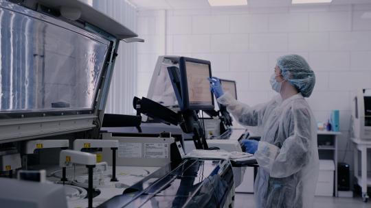4k实验室先进的医疗设备医疗研发视频素材模板下载