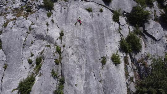 运动员在岩石表面自由攀登