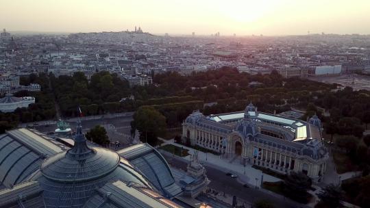 无人机游览在巴黎大皇宫和小皇宫顶部挥舞的法国国旗
