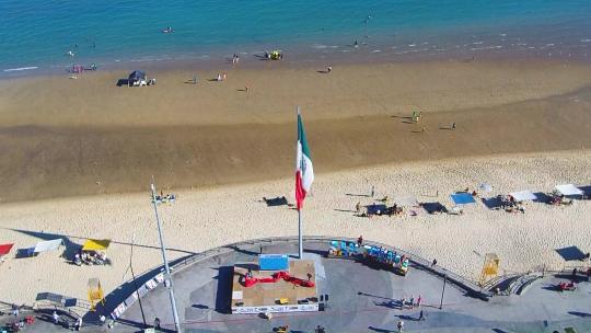 无人机飞过海滩和墨西哥国旗