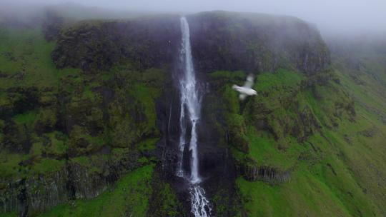 美丽的白色山瀑布的国家-空中方法高清在线视频素材下载