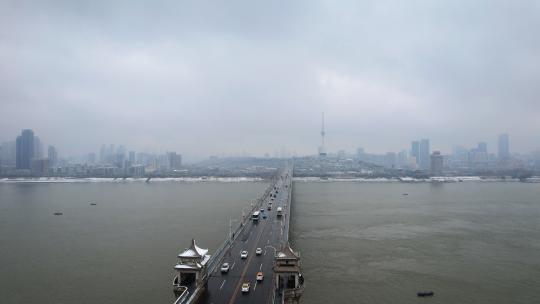 航拍武汉长江大桥冬天雪景桥梁交通道路车流
