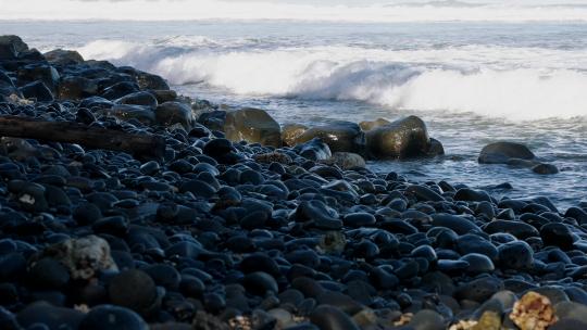 巨浪拍打着鹅卵石海滩