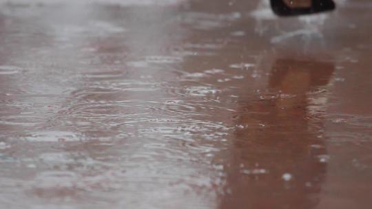 雨中奔跑的脚步的副本视频素材模板下载