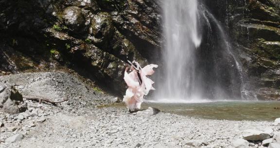 古装美女在瀑布下舞蹈唯美