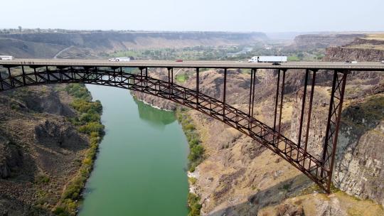 爱达荷州蛇河上佩林桥的天线