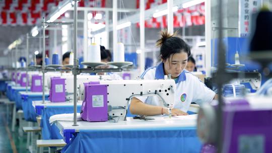 服装厂生产车间工人生产