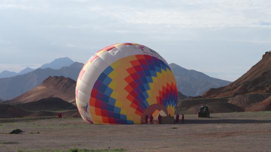 西北甘肃 荒野郊外 热气球