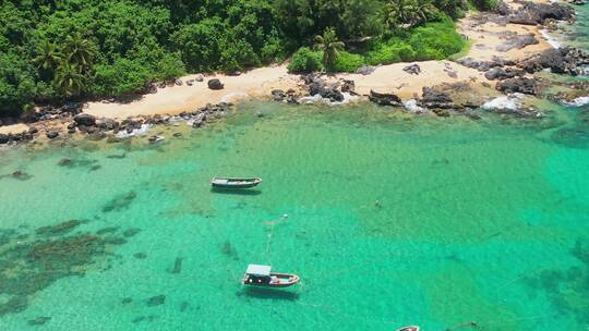 海南万宁山钦湾海边玻璃海航拍