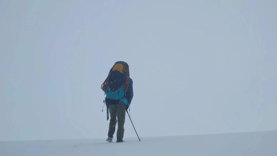 攀登岷山山脉主峰雪宝顶的登山者徒步进山