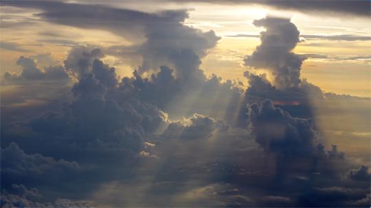 飞机窗外夕阳云层丁达尔傍晚航拍云层空镜视频素材模板下载