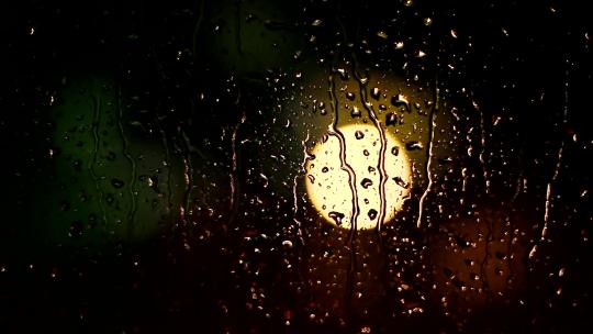 夜晚的雨滴在窗户上