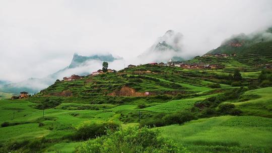 扎尕那村庄云雾大景