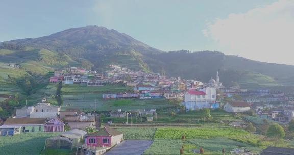 山坡上美丽村庄的航拍镜头。布图村也被称为尼泊尔五世