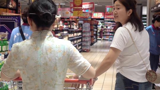 2个女人逛超市购物视频素材模板下载