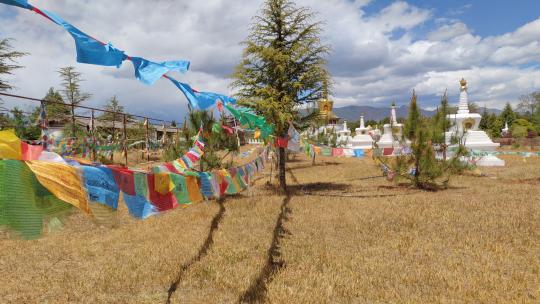 实拍蓝天白云经幡金塔西藏风景