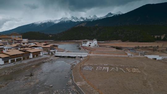 西藏旅游风光318国道鲁朗小镇风景视频素材模板下载