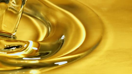 油滴落茶汤食用油金色液体实拍视频素材模板下载