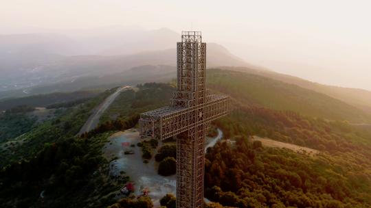 无人机鸟瞰首都斯科普里山上的十字架。日落时间400