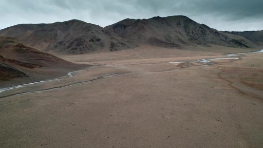 西藏旅游风光317国道荒凉戈壁河流