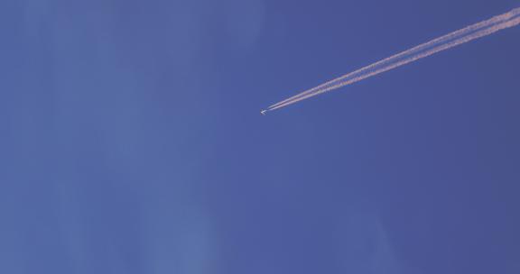 蓝天下的飞机拉烟