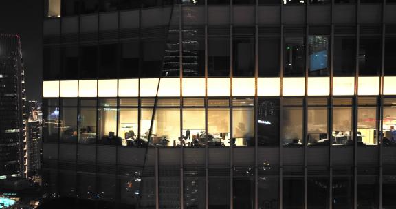 上海陆家嘴写字楼晚上开灯加班的办公室