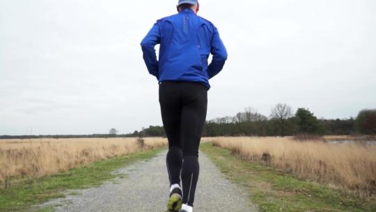 男人奔跑的背影男人跑步运动服视频素材模板下载