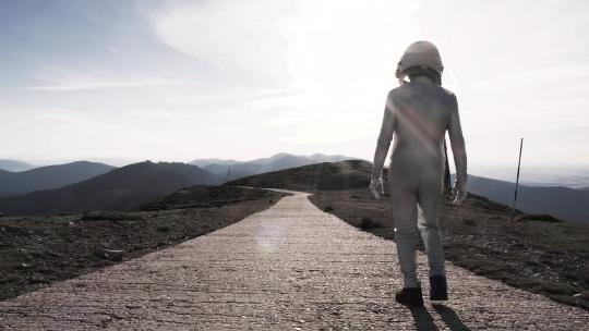 太空人在乡间小路上行走视频素材模板下载