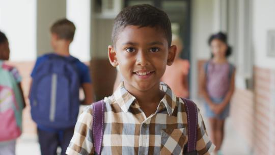 快乐的混血儿男孩站在学校走廊的视频