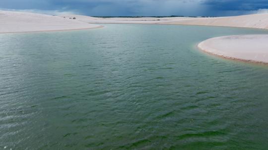 无人机飞越绿色透明水域的泻湖，巴西的天堂