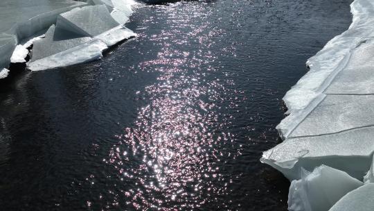 春季开河水面浮冰流水