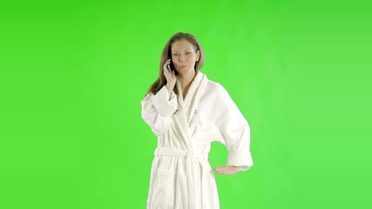 高加索女人绿屏剪出浴袍美容健康