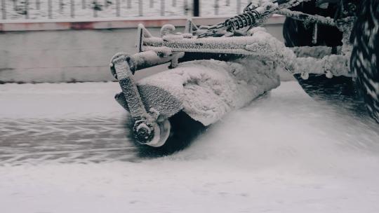 冬天城市街道上机械设备铲除积雪