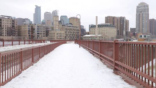 大桥被雪覆盖的镜头