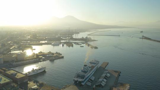 意大利那不勒斯湾上空的空中吊杆拍摄。日出