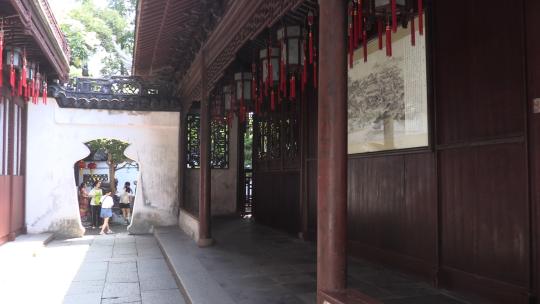 上海豫园中的木质建筑