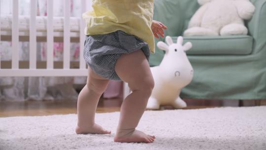 婴儿在家里学习走路