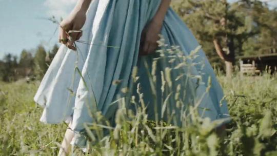 女生走在草地上  草地 氛围 意境  空境视频素材模板下载