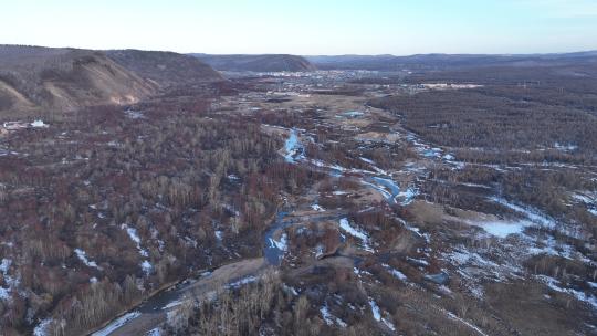 大兴安岭早春残雪消融山谷森林河