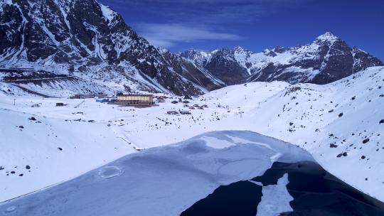 智利圣地亚哥安第斯山脉波蒂略滑雪站中心。滑雪站滑雪度假。安第斯暴雪娱乐山谷安第斯山脉。山谷户外山谷Farellones天际线。