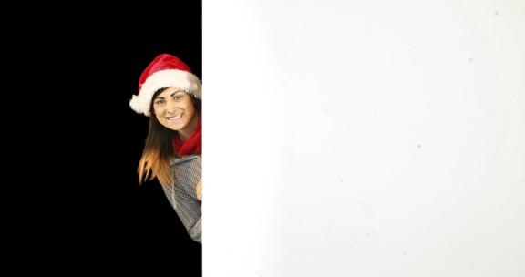 美女戴着圣诞帽靠着白色墙壁