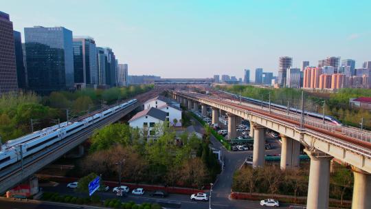4K航拍行驶在城市中的高铁进站