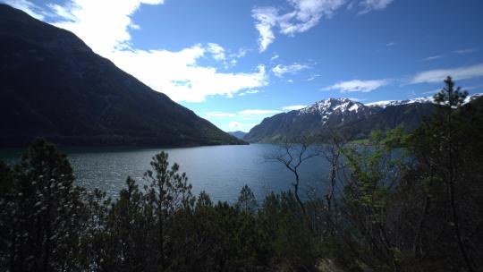 奥地利阿尔卑斯山的徒步旅行小径在蒂罗尔的阿肯湖。清晨在山上。