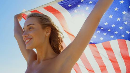 女性举着美国国旗视频素材模板下载