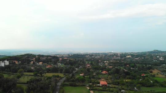 航空：无人机降落在意大利罗马的乡村上空，可以看到令人惊叹的小偏远地区
