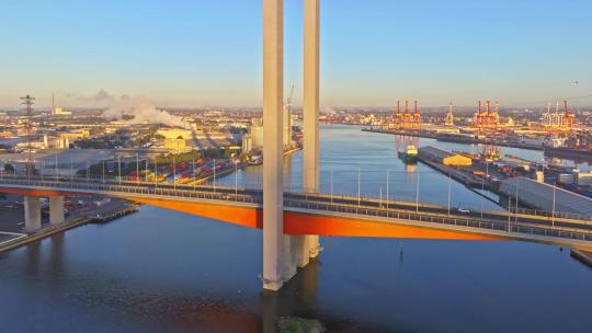 城市航拍墨尔本跨海大桥墨尔本港口摩天大楼