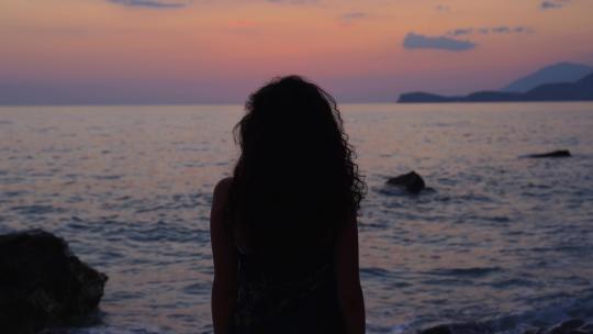 情绪女人海边夕阳剪影升格视频素材模板下载